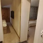 Deluxe Center Independent House -5 Min By Walk From #house With Garden's Tent ,2 Bedrooms And Living With Equiped Kitchen&comfort Included Луксозна вила *