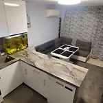 Луксозна вила Deluxe Center Independent House -5 Min By Walk From #house With Garden's Tent ,2 Bedrooms And Living With Equiped Kitchen&comfort Included