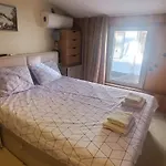 Deluxe Center Independent House -5 Min By Walk From #house With Garden's Tent ,2 Bedrooms And Living With Equiped Kitchen&comfort Included Луксозна вила