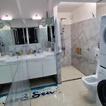 Deluxe Center Independent House -5 Min By Walk From #house With Garden's Tent ,2 Bedrooms And Living With Equiped Kitchen&comfort Included Луксозна вила *