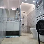 Луксозна вила Deluxe Center Independent House -5 Min By Walk From #house With Garden's Tent ,2 Bedrooms And Living With Equiped Kitchen&comfort Included