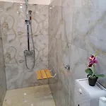 Луксозна вила Deluxe Center Independent House -5 Min By Walk From #house With Garden's Tent ,2 Bedrooms And Living With Equiped Kitchen&comfort Included Бургас