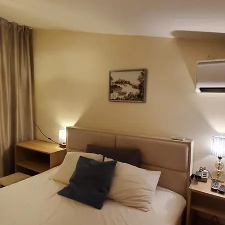 Deluxe Center House With Garden's Tent ,2 Bedrooms And Living Next To The And Sea Garden- 5 Min By Walk,with Equiped Kitchen * 布尔加斯