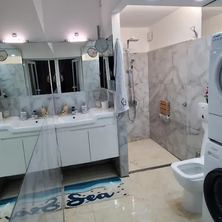 Deluxe Center House With Garden's Tent ,2 Bedrooms And Living Next To The And Sea Garden- 5 Min By Walk,with Equiped Kitchen 别墅 *