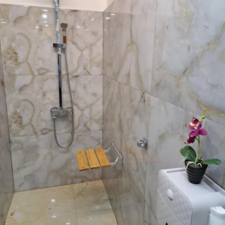 别墅 Deluxe Center House With Garden's Tent ,2 Bedrooms And Living Next To The And Sea Garden- 5 Min By Walk,with Equiped Kitchen 布尔加斯