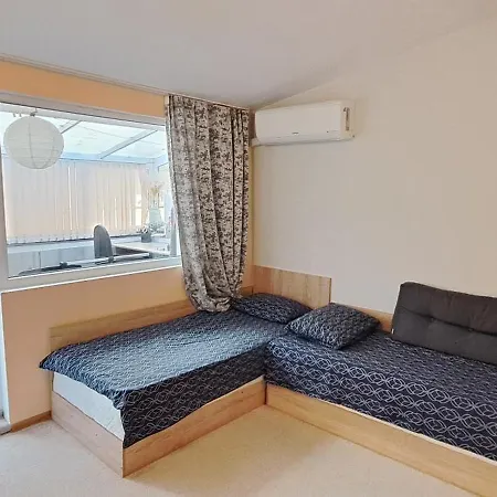 Deluxe Center House With Garden's Tent ,2 Bedrooms And Living Next To The And Sea Garden- 5 Min By Walk,with Equiped Kitchen * 布尔加斯