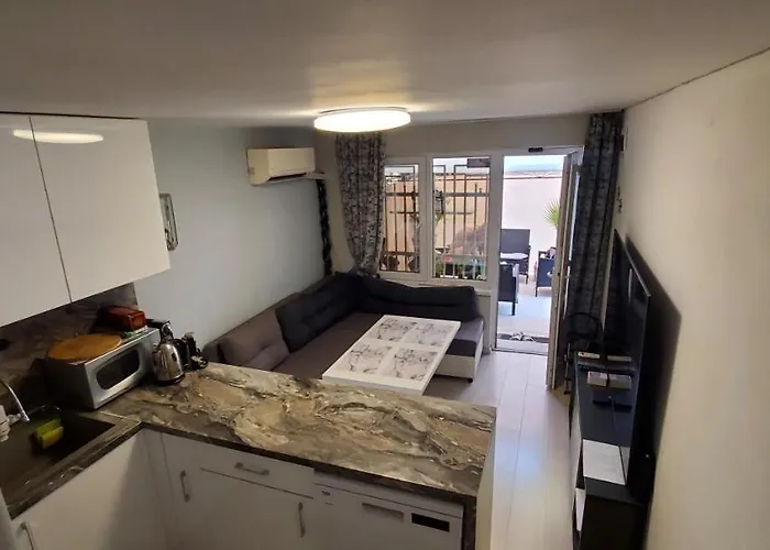 Deluxe Center Oasis & 5 Min By Walk From #house With Garden's Tent ,2 Bedrooms And Living With Equiped Kitchen&comfort Included فيلة *