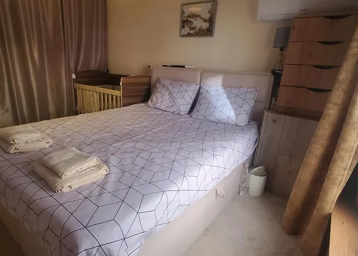 Deluxe Center Oasis & 5 Min By Walk From #house With Garden's Tent ,2 Bedrooms And Living With Equiped Kitchen&comfort Included فيلة