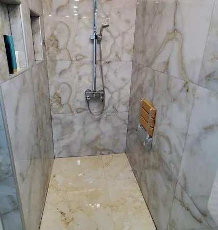 Villa Deluxe Center House With Garden's Tent ,2 Bedrooms And Living Next To The And Sea Garden- 5 Min By Walk,with Equiped Kitchen Burgas