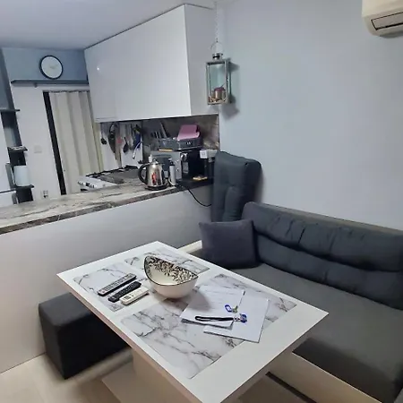 Villa Deluxe Center House With Garden's Tent ,2 Bedrooms And Living Next To The And Sea Garden- 5 Min By Walk,with Equiped Kitchen Burgas