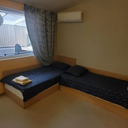 Deluxe Center House With Garden's Tent ,2 Bedrooms And Living Next To The And Sea Garden- 5 Min By Walk,with Equiped Kitchen *