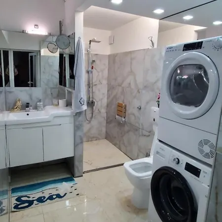 Deluxe Center House With Garden's Tent ,2 Bedrooms And Living Next To The And Sea Garden- 5 Min By Walk,with Equiped Kitchen