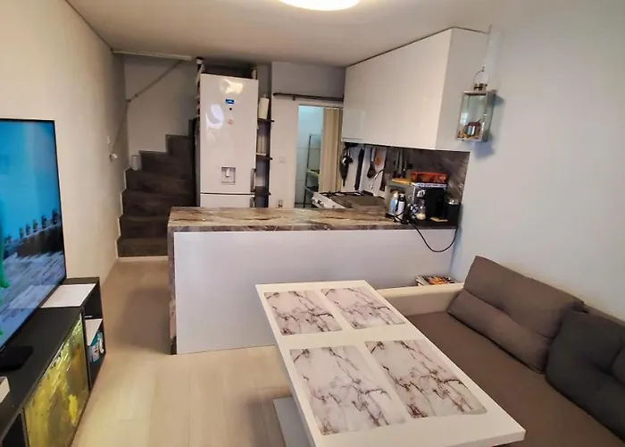 Deluxe Center Oasis & 5 Min By Walk From #house With Garden's Tent ,2 Bedrooms And Living With Equiped Kitchen&comfort Included *