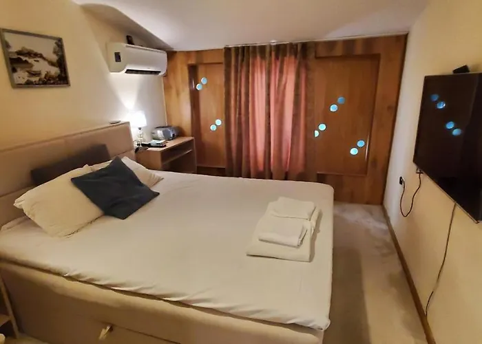 Deluxe Center Oasis & 5 Min By Walk From #house With Garden's Tent ,2 Bedrooms And Living With Equiped Kitchen&comfort Included *