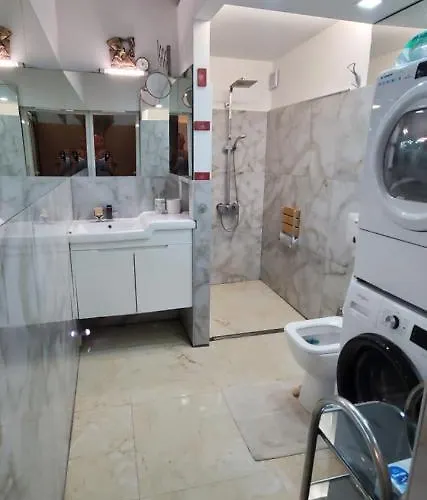 Deluxe Center Oasis & 5 Min By Walk From #house With Garden's Tent ,2 Bedrooms And Living With Equiped Kitchen&comfort Included Луксозна вила *