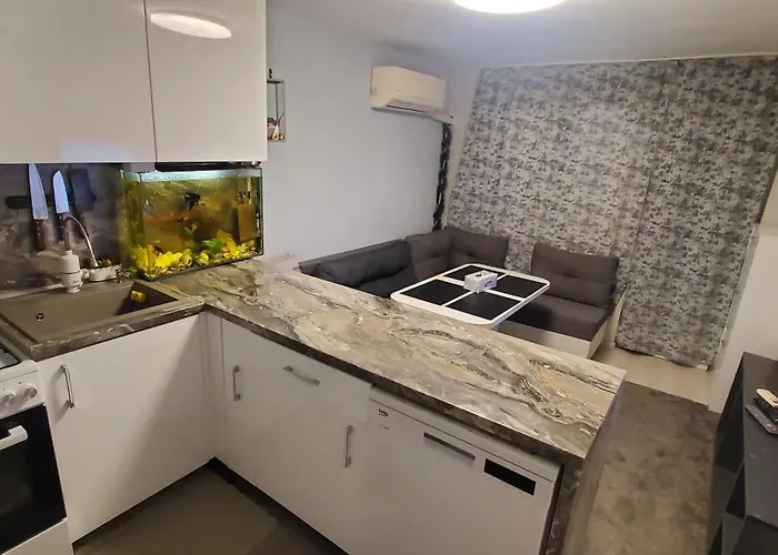 Луксозна вила Deluxe Center Oasis & 5 Min By Walk From #house With Garden's Tent ,2 Bedrooms And Living With Equiped Kitchen&comfort Included *