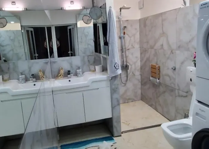 Deluxe Center Oasis & 5 Min By Walk From #house With Garden's Tent ,2 Bedrooms And Living With Equiped Kitchen&comfort Included Луксозна вила *