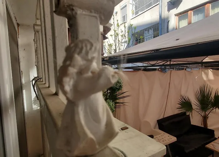 Deluxe Center Oasis & 5 Min By Walk From #house With Garden's Tent ,2 Bedrooms And Living With Equiped Kitchen&comfort Included *