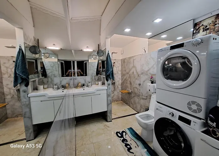 Луксозна вила Deluxe Center Oasis & 5 Min By Walk From #house With Garden's Tent ,2 Bedrooms And Living With Equiped Kitchen&comfort Included *